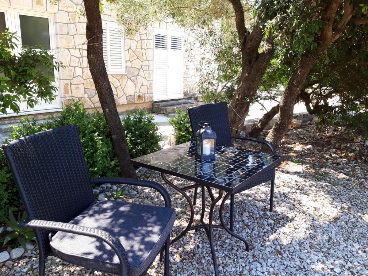 Guesthouse Sanela Pomena Exterior photo