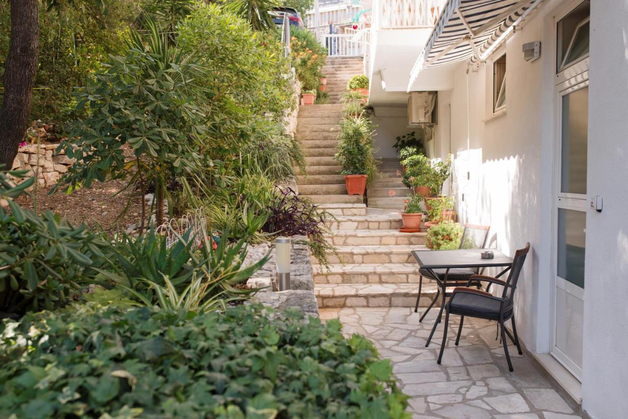 Guesthouse Sanela Pomena Exterior photo