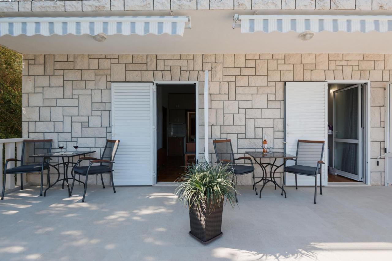 Guesthouse Sanela Pomena Exterior photo