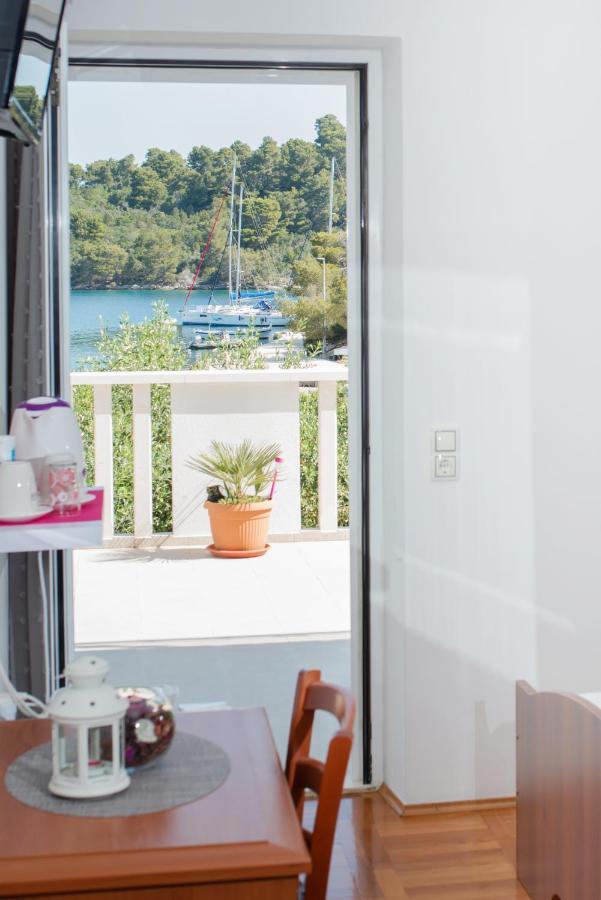Guesthouse Sanela Pomena Exterior photo
